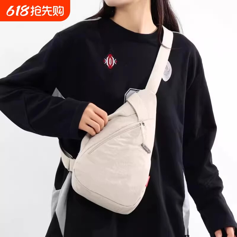胸包女单肩包男手机斜挎包2025新款胸前包小背包轻便休闲防水白色