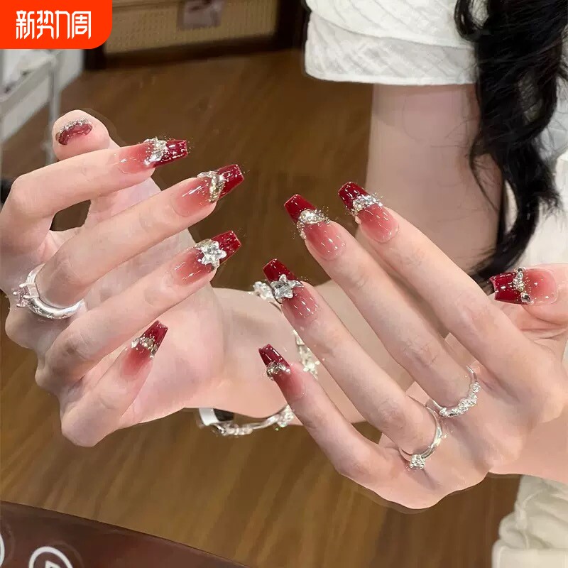 过年穿戴甲新年甲片美甲法式红色爆闪高级中长梯显白手工黑皮蕾丝