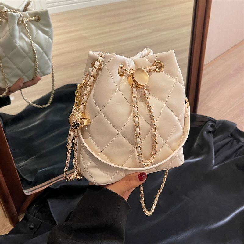 高级质感绣线小包包女2023新款冬季时尚水桶包百搭链条斜挎包黑色