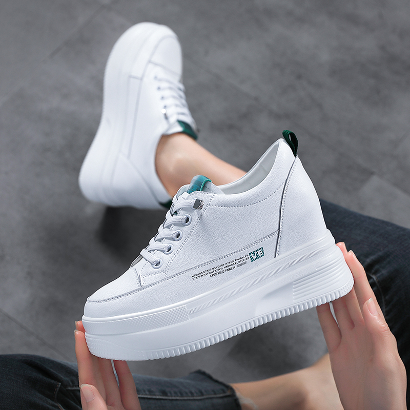 真皮隐形内增高女鞋爆款轻便显脚小2025新款小白鞋10CM厚底松糕鞋