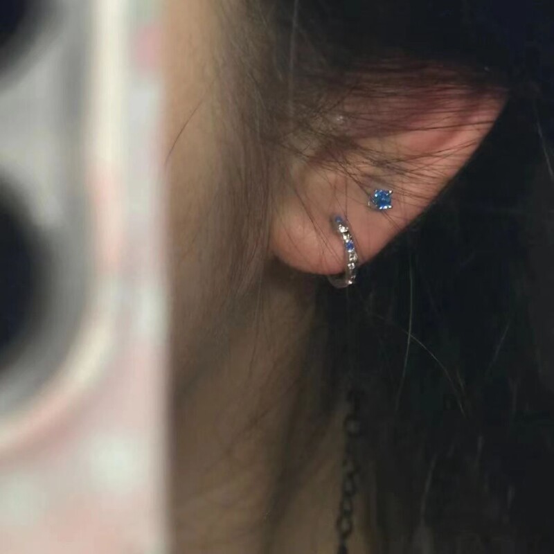 「冰川之泪」清冷感蓝色锆石耳钉2024新款轻奢精致素圈圆环耳扣女