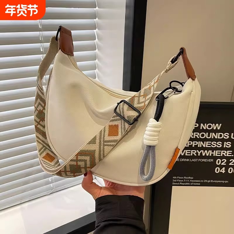 休闲尼龙布包包女2025新款时尚爆款斜挎饺子包百搭小众单肩通勤包,箱包皮具/热销女包/男包,通用款女包,淘宝优惠券,粉丝福利购,淘宝优惠卷