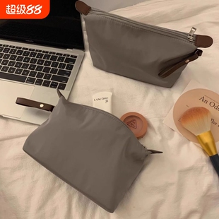 简约复合布化妆包收纳包旅行便携化妆品手提饺子包防水洗漱袋手拿