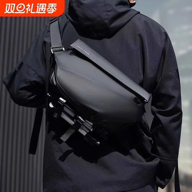 男士斜挎包通勤包胸包男款邮差包骑行包机车背包运动男生单肩包潮
