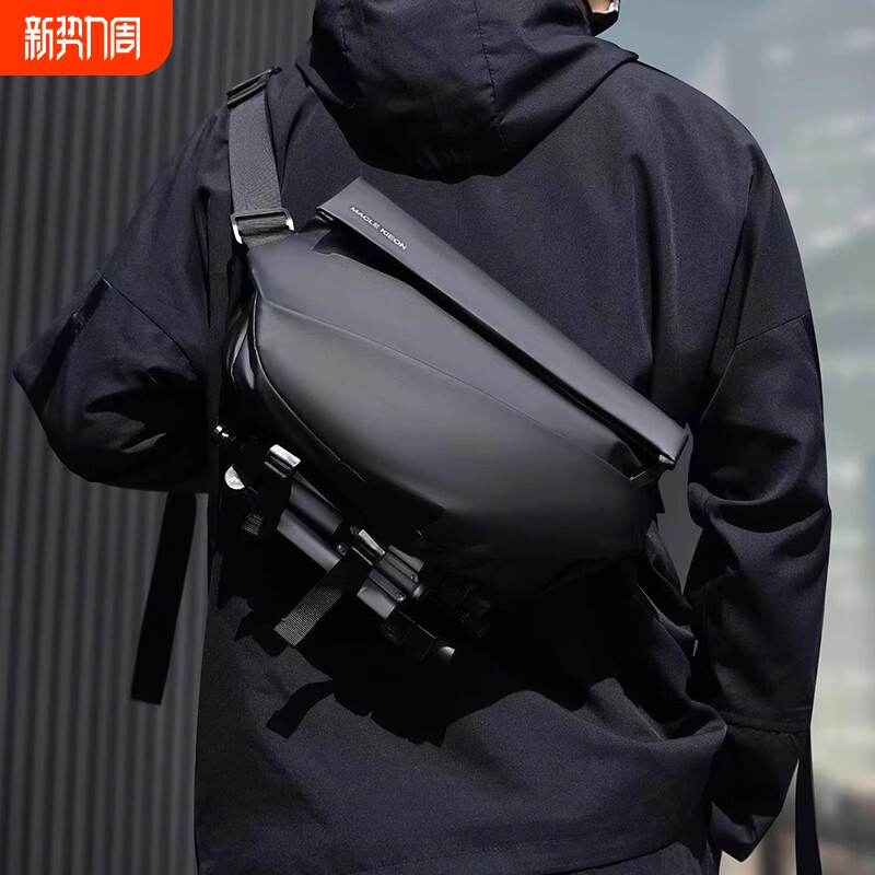 男士斜挎包通勤包胸包男款邮差包骑行包机车背包运动男生单肩包潮