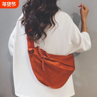 玲澜大帆布包女2025新款胸包休闲斜挎饺子包运动单肩背包轻便挎包