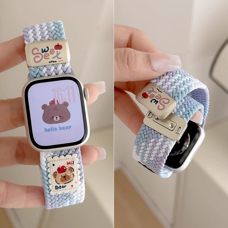 适用苹果手表表带iwatch10代可爱插图小熊尼龙编织磁吸表带applewatch新款印花S987654321弹力运动回环透气女