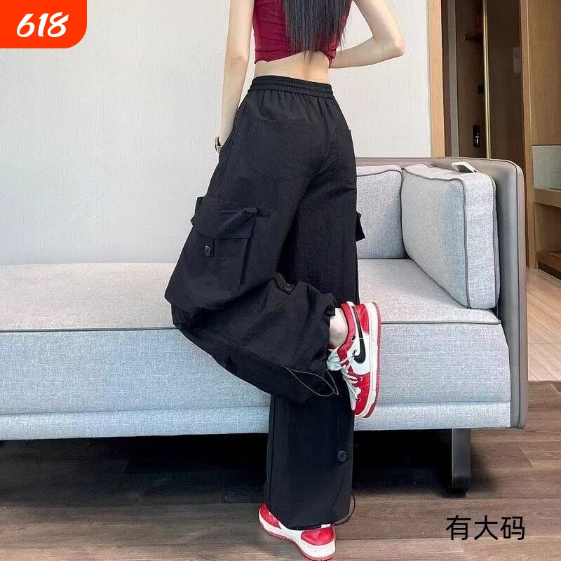 乌梅子酱冰丝工装裤女夏天薄款降落伞兵裤休闲运动裤速干灰色红色