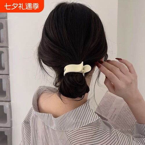 简约低马尾抓夹高级感
