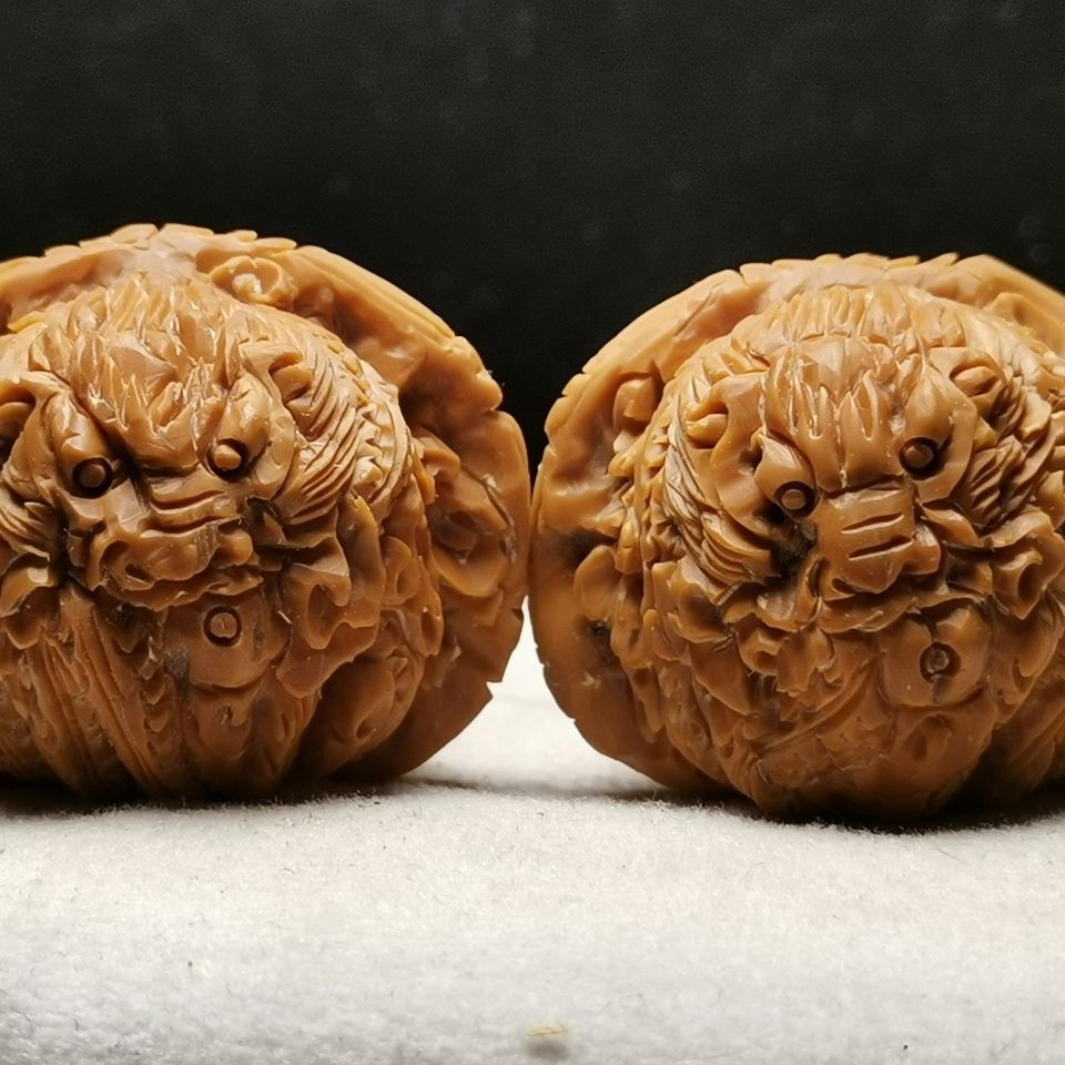 白狮子头二龙戏珠文玩核桃手把件精工雕刻品四座楼小捻一对