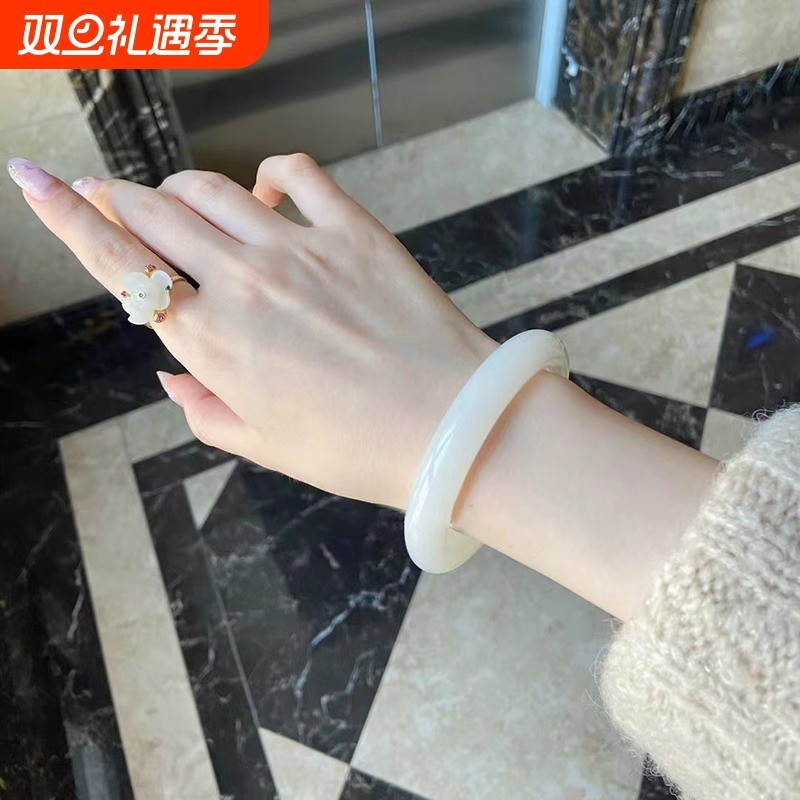 天然新疆羊脂级白玉手镯女款玉镯收藏级白月光圆条金丝玉扁镯正品