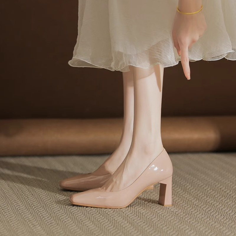 小香风漆皮单鞋粗跟方头小个子