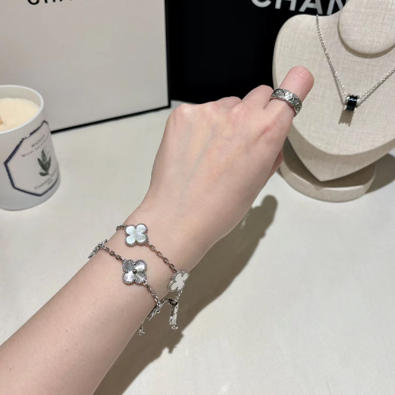 2025新款四叶草玛瑙石五花手链女轻奢高级感18K玫瑰金白金色手串