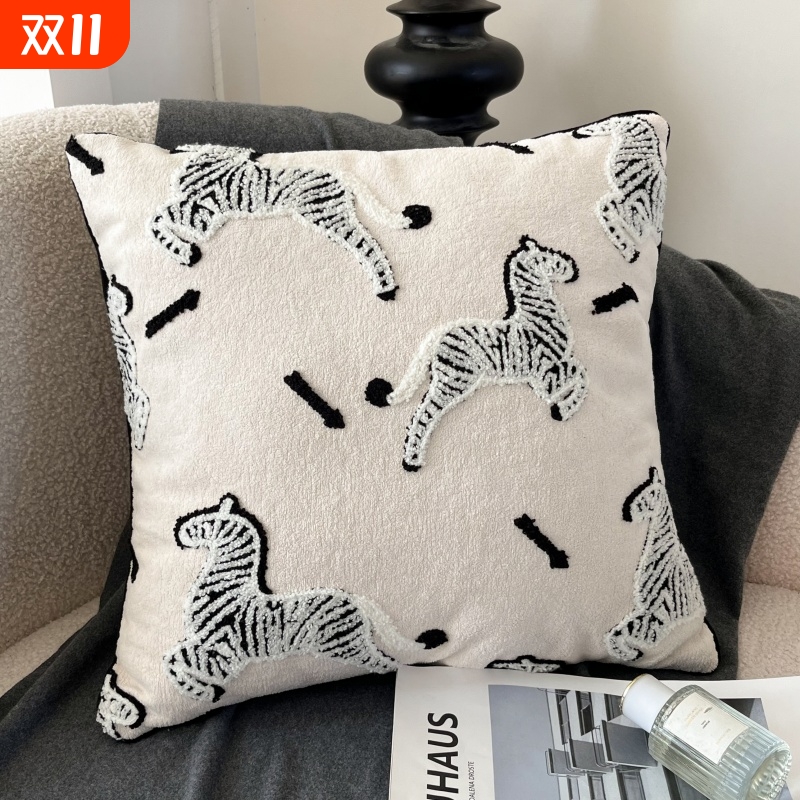 罗兰家纺斑马圈圈绒毛巾绣抱枕