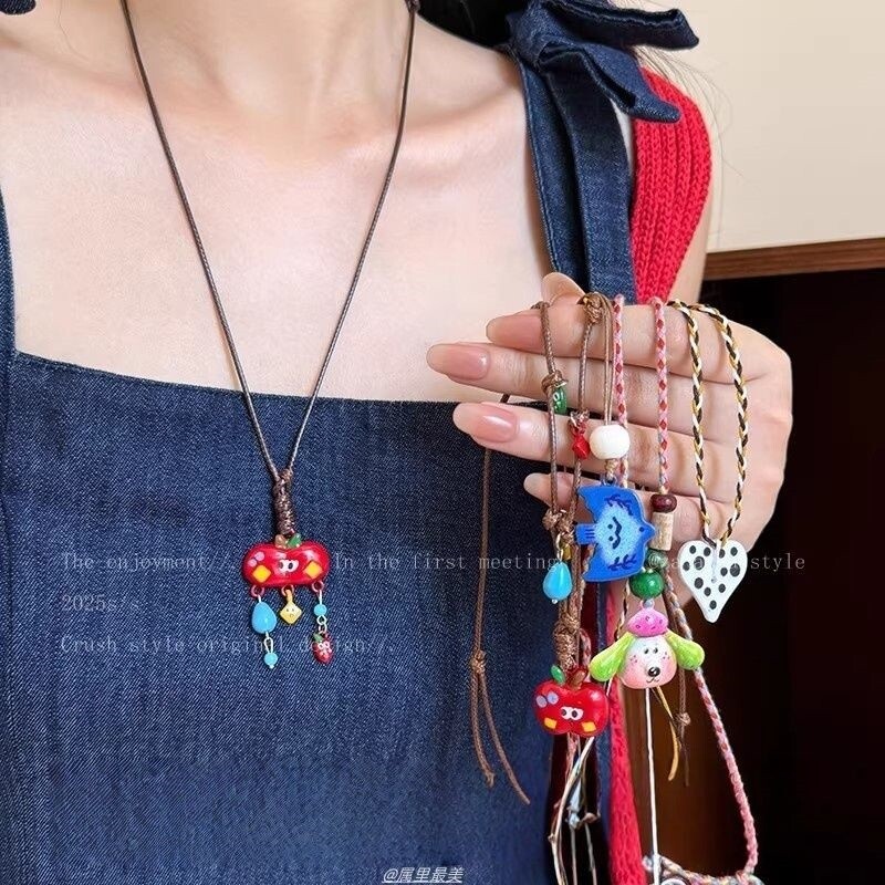 多巴胺彩色卡通苹果编织绳项链女2025新款长款挂脖链吊坠配饰流苏