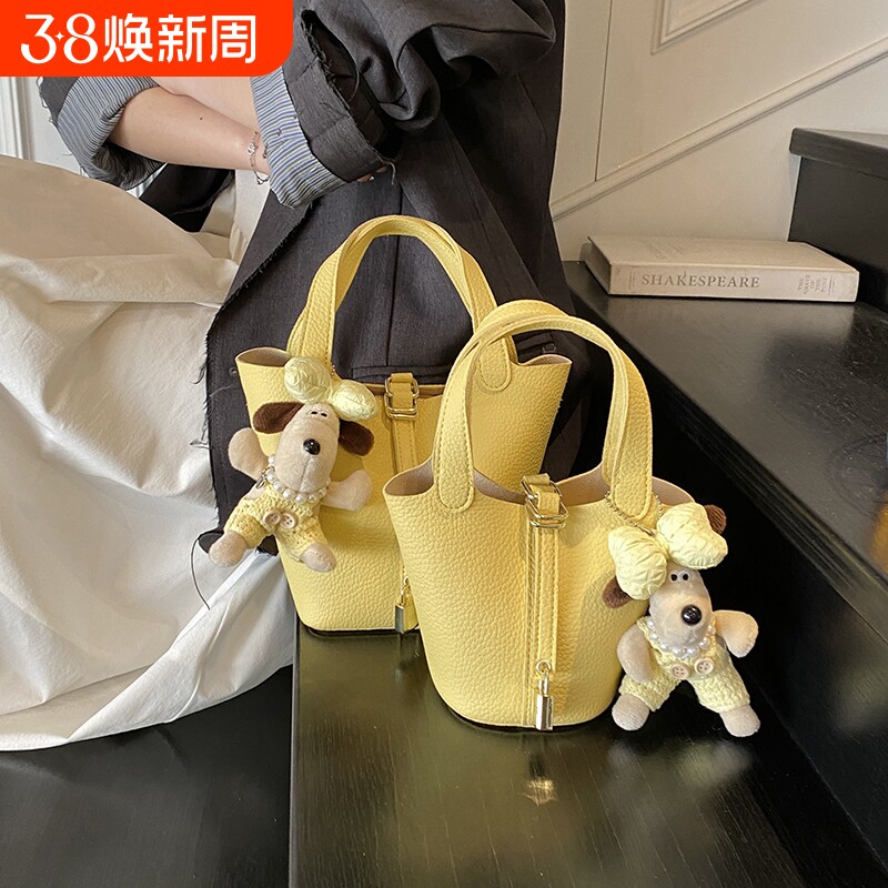 小众手提高级感包包韩国新款轻奢女式菜篮子水桶包斜挎包白色蓝色