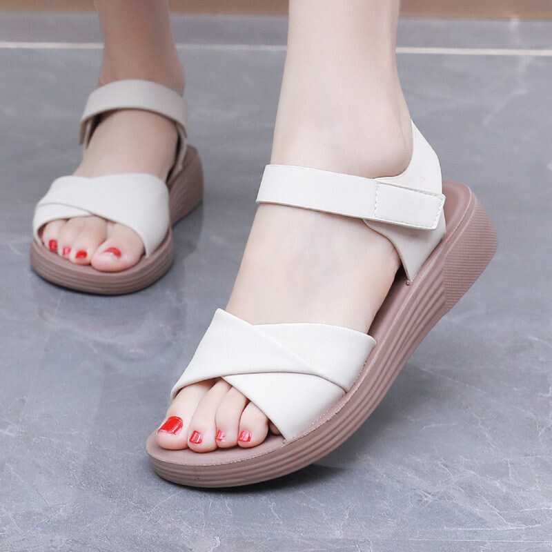 意尔康2026休闲软底平底凉鞋中年女士防滑皮面妈妈脚宽内增高黑色