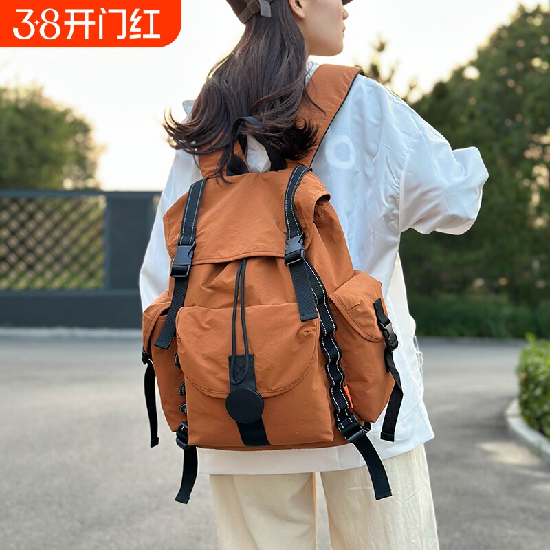 户外徒步登山包女士新款轻便旅游大容量双肩包高颜值防水旅行背包