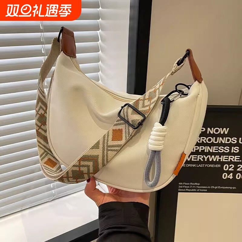 休闲尼龙布包包女2025新款时尚爆款斜挎饺子包百搭小众单肩通勤包