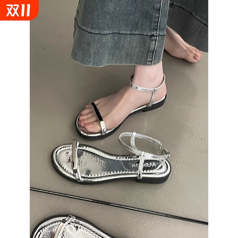 平底银色凉鞋女夏外穿2025新款百搭配裙子金属扣一字带沙滩罗马鞋