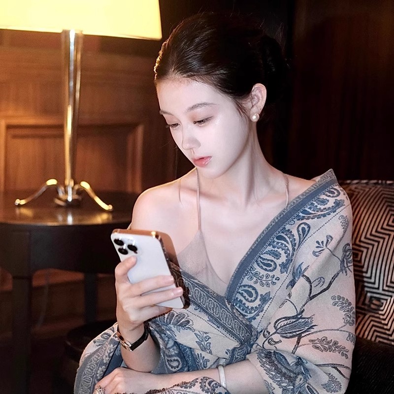 夏日空调房办公室外搭披肩护颈女2025新款加厚高级感毯子围巾披风