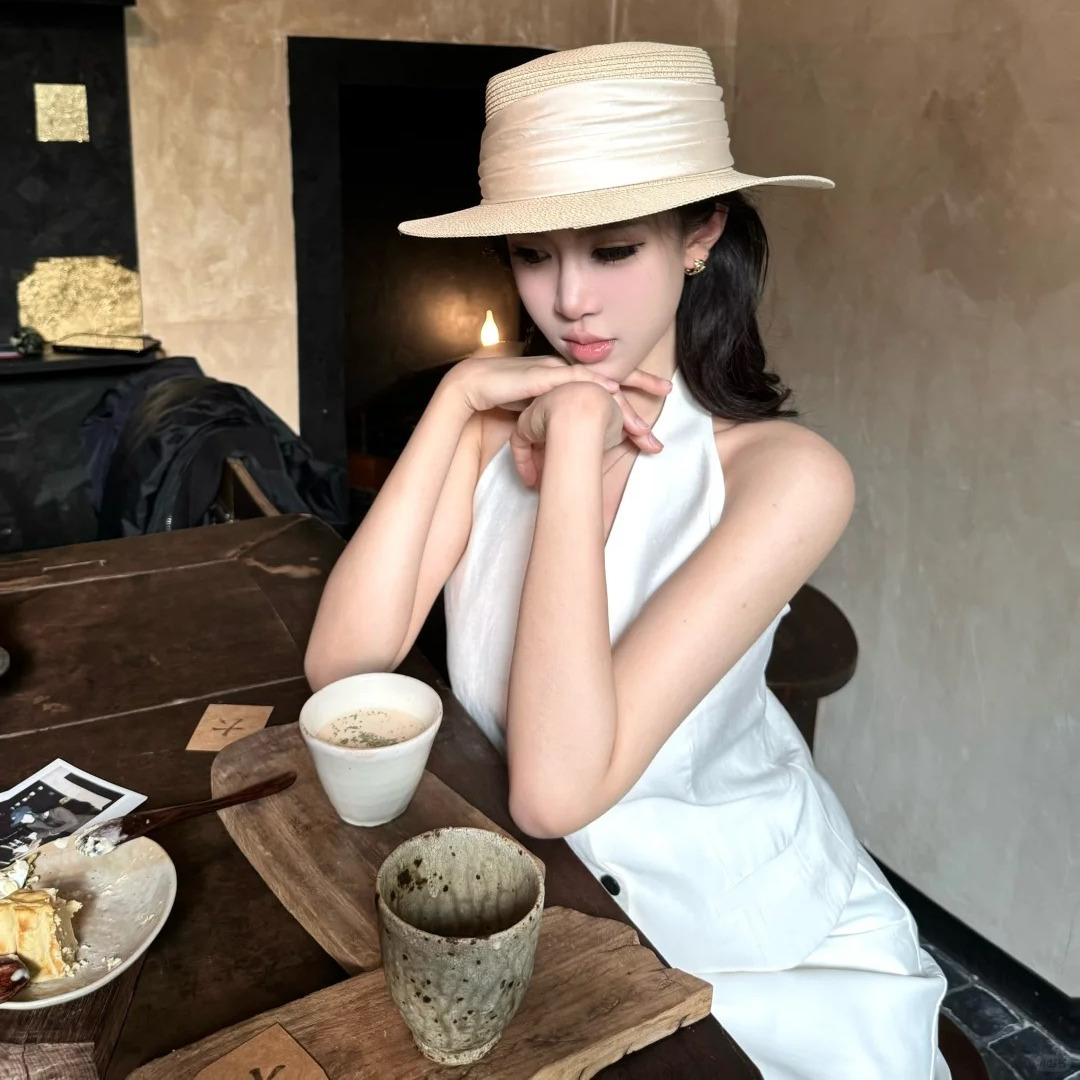 法式平顶草帽女2025新款夏季海边度假遮阳防晒帽子显脸小太阳帽
