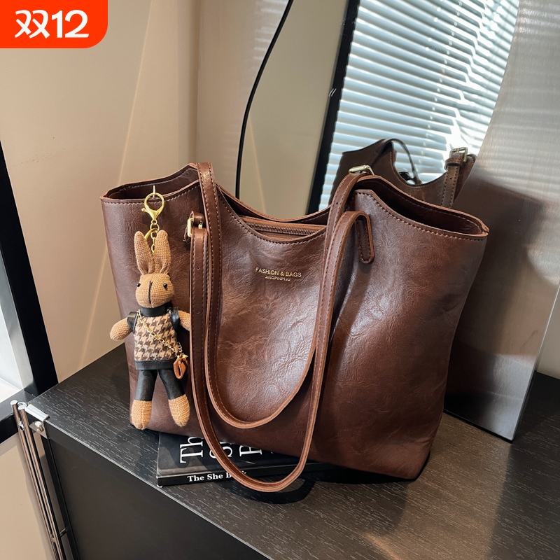 软皮高级感女腋下秋冬新款通勤复古百搭时尚单肩包大容量托特包