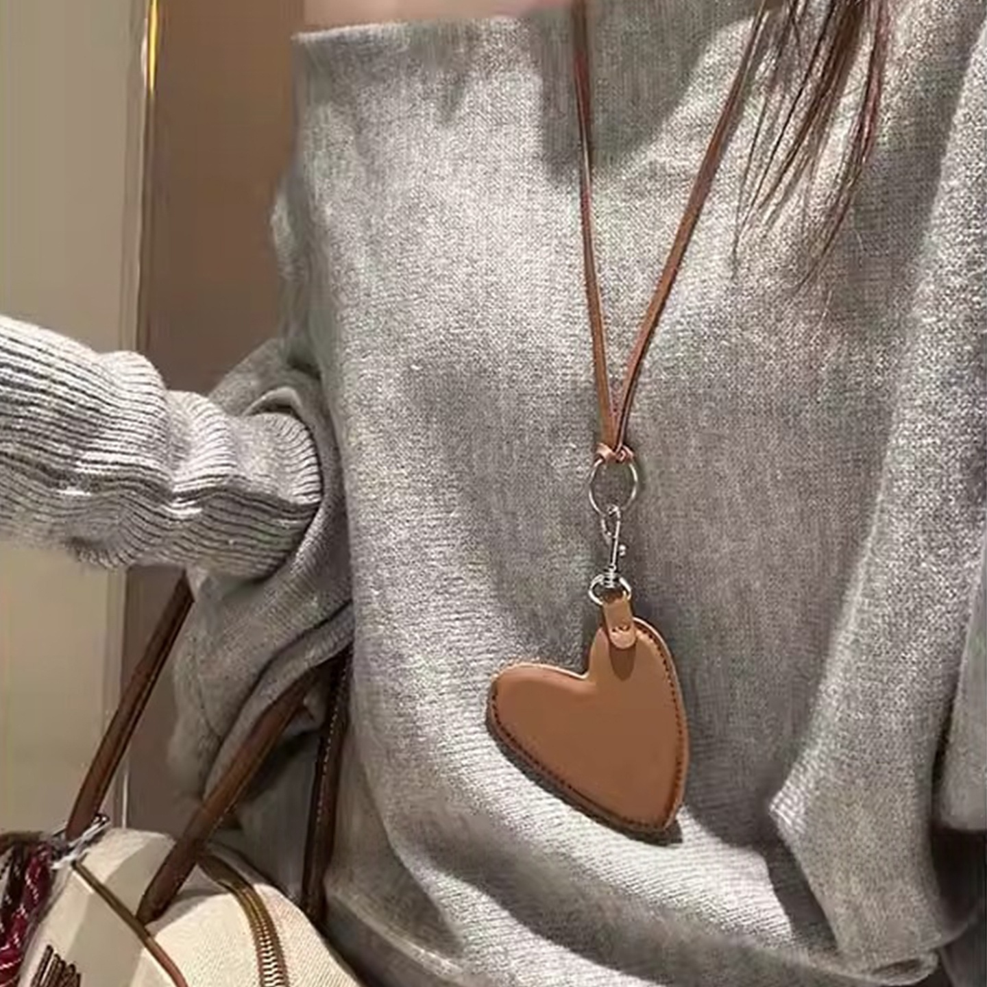 韩系可爱爱心挂绳小包项链纯色皮质秋冬挂脖毛衣链零钱包挂件配饰