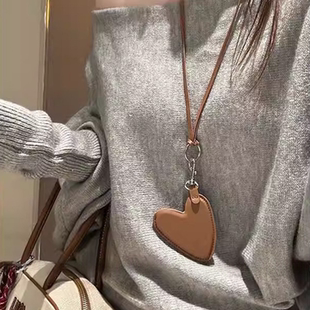 韩系可爱爱心挂绳小包项链纯色皮质秋冬挂脖毛衣链零钱包挂件配饰