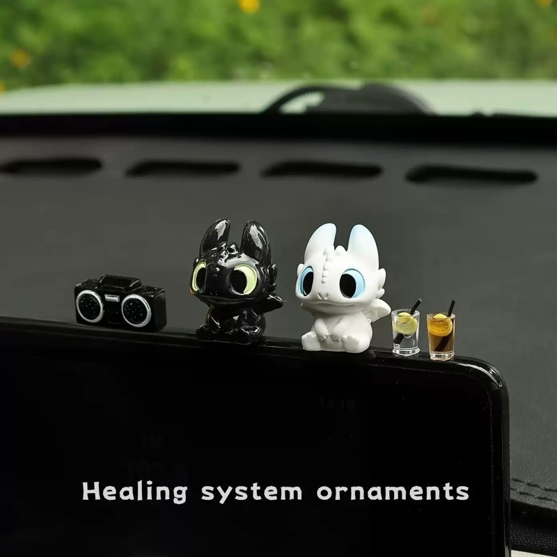 车内汽车饰品黑白小飞龙可爱公仔车载中控台玩偶显示屏幕趴趴摆件