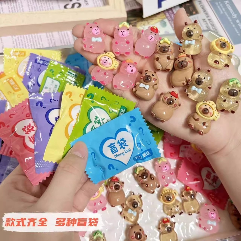 夜光创意卡通卡皮巴拉盲盒树脂配饰饰品儿童小礼物摆件盲袋可爱的