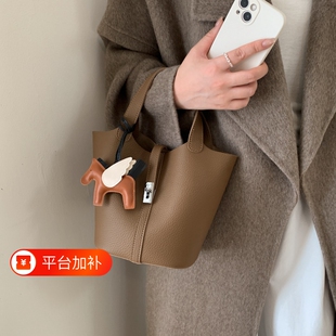 棕色包包水桶包女士女包2026新款轻奢高级感通勤斜挎包手提菜篮子