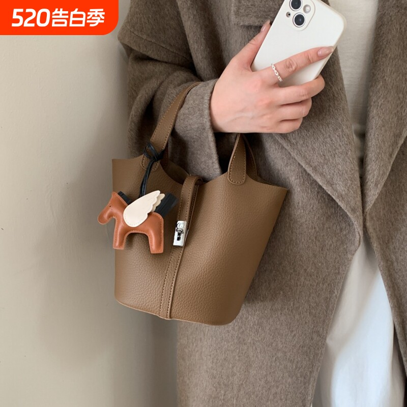 高级感小众设计包包女士2026新款通勤百搭斜挎包手提菜篮子水桶包