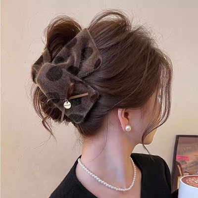 波点毛绒三角抓夹女鲨鱼夹高级感