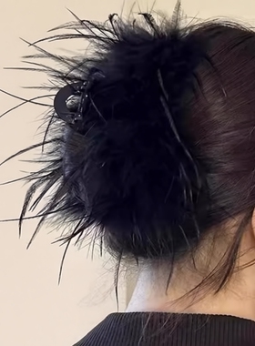 2025新款黑色羽毛抓夹女气质鸵鸟毛大号后脑勺头饰发饰鲨鱼夹发卡