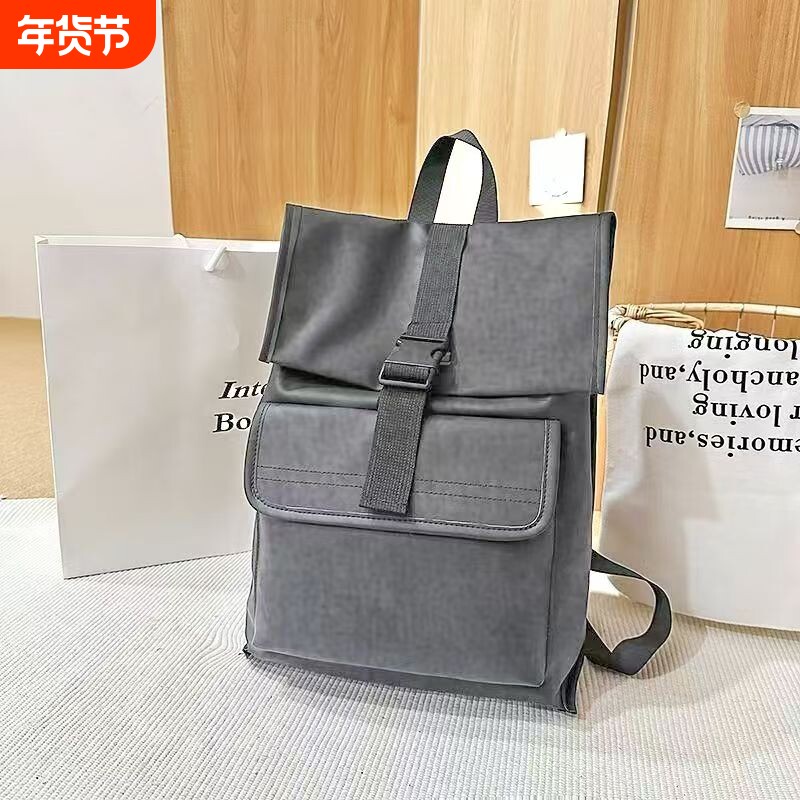 2026年新款时尚户外商务电脑背包男包灰白色翻盖压胶饰层双肩背包