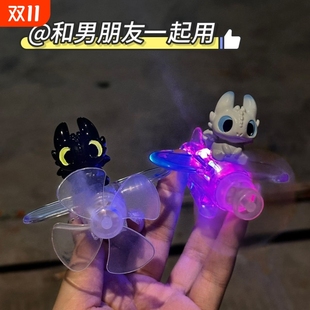无牙仔风力发电小飞机电动车装 饰摆件车载汽车氛围灯风能创意新款