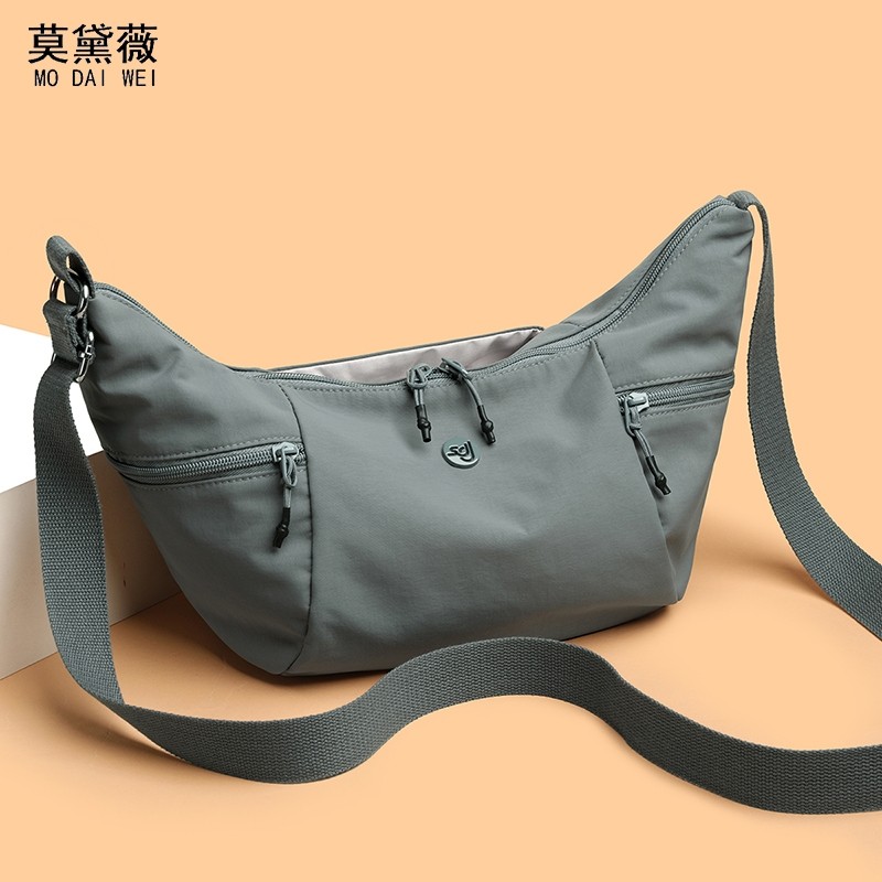 莫黛薇网红牛角包2025新款休闲百搭饺子包尼龙布斜挎包大容量包包