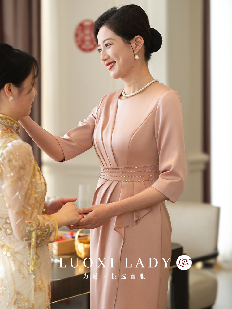 여자는 약혼했다 시어머니 웨딩드레스 시어머니를 위한 고급 가을 겨울 웨딩드레스 기질 드레스 젊은 웨딩드레스