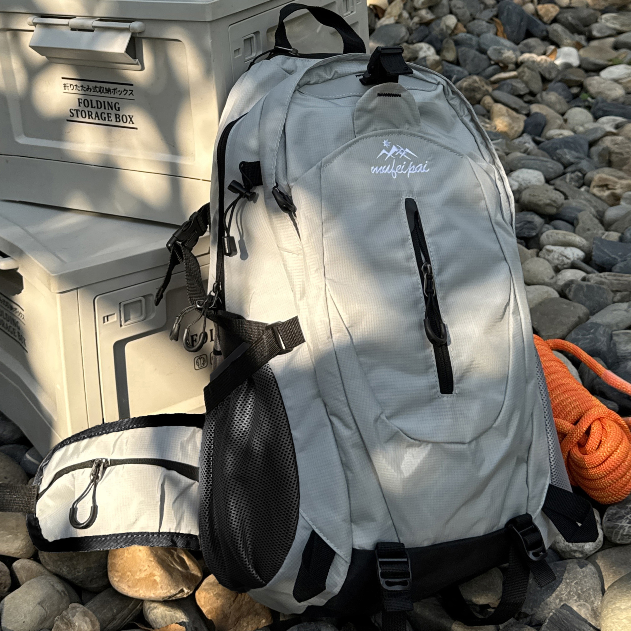 户外徒步登山包大容量轻便女运动风双肩包百搭旅行防水骑行背包男