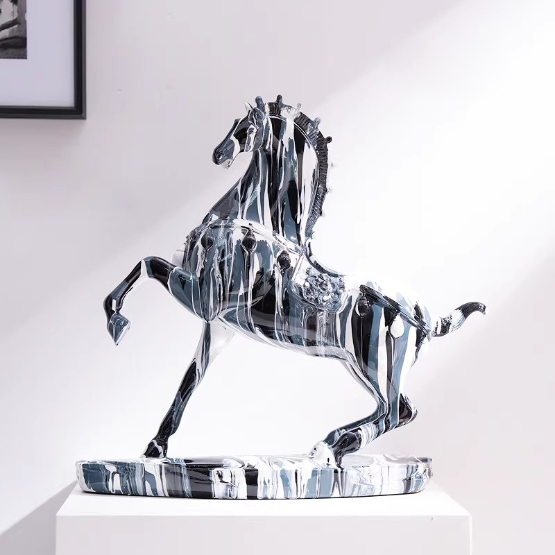 现代创意轻奢骏马桌面摆件马到成功客厅办公室书房博古架装饰礼物
