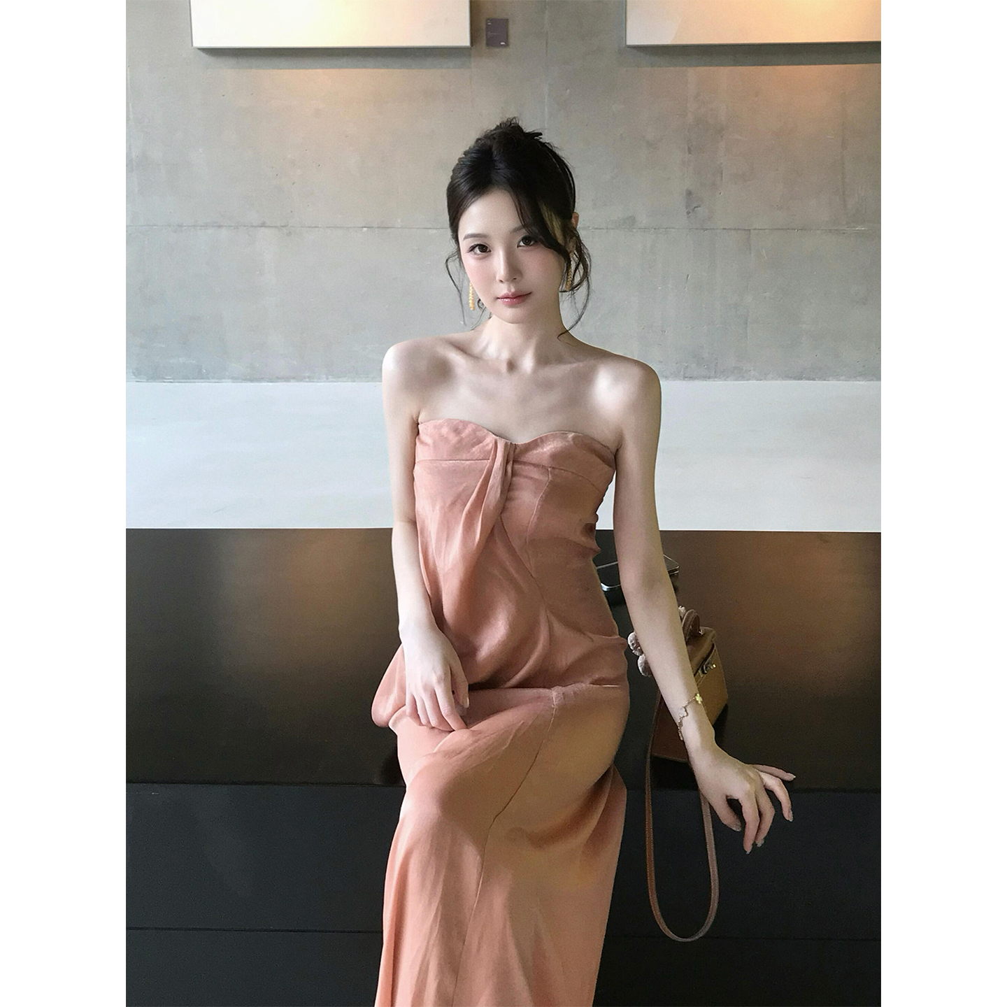 高级感珠光缎面抹胸连衣裙
