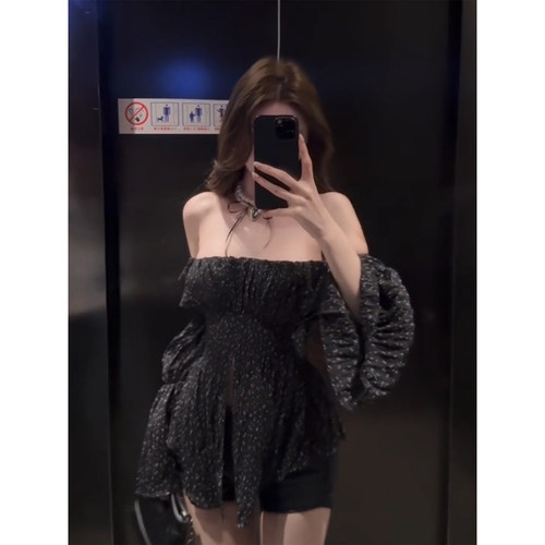 微胖辣妹一字肩喇叭袖波点上衣