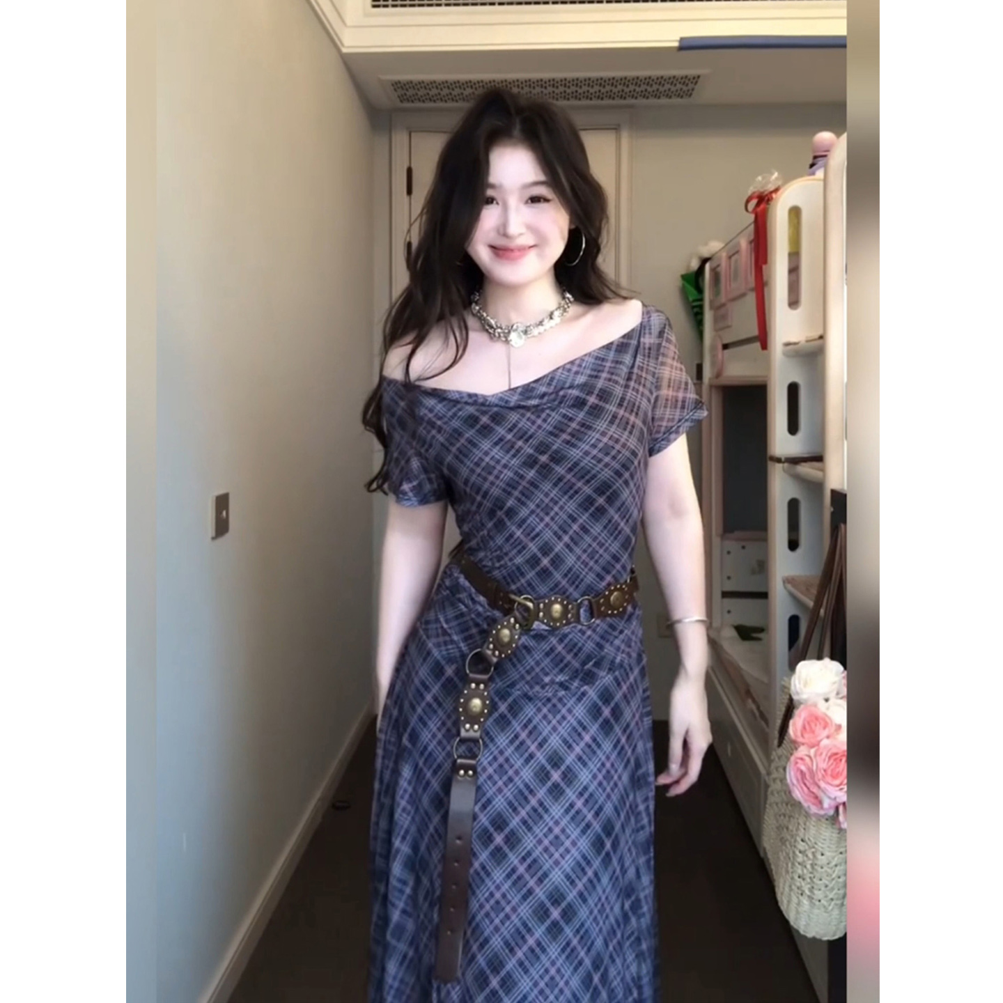微胖复古辣妹一字肩格子连衣裙