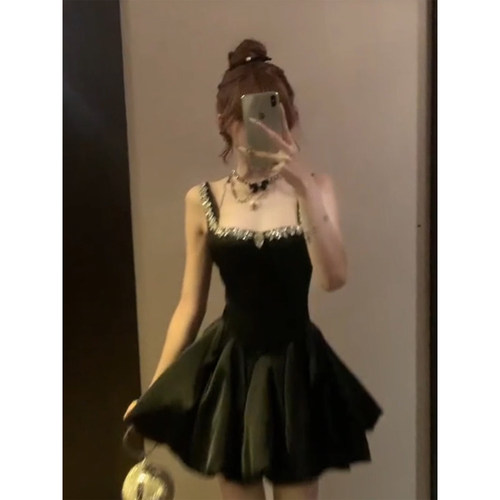 微胖富家千金镶钻方领吊带连衣裙