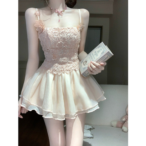 微胖纯欲风甜美蕾丝拼接吊带裙