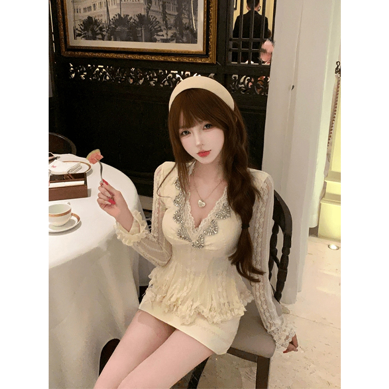 微胖名媛千金风重工镶钻V领上衣