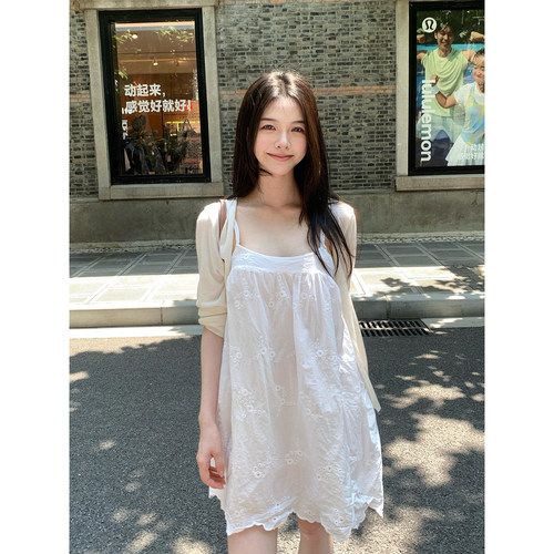 微胖温柔气质白色镂空刺绣吊带裙