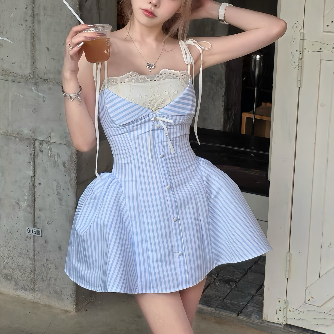 2026春季甜美蓝色条纹蕾丝拼接吊带连衣裙女新款纯欲收腰显瘦裙子