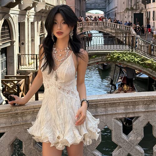 2026新款辣妹古典浪漫芭蕾风镂空蕾丝奶油白少女感吊带裙连衣裙